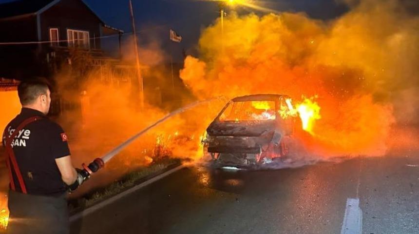 Keşan&rsquo;da alev topuna d&ouml;nen otomobil kullanılamaz hale geldi