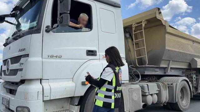 Arnavutk&ouml;y&rsquo;de hafriyat kamyonlarına sıkı denetim: 70 s&uuml;r&uuml;c&uuml; ve ara&ccedil; sahibine 701 bin lira ceza 1