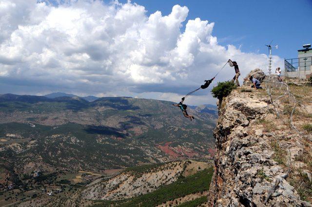 Tunceli de 500 metrelik u&ccedil;urumda nefes kesen atlayış 1