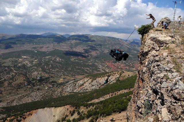 Tunceli de 500 metrelik u&ccedil;urumda nefes kesen atlayış 2