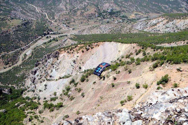 Tunceli de 500 metrelik u&ccedil;urumda nefes kesen atlayış 3