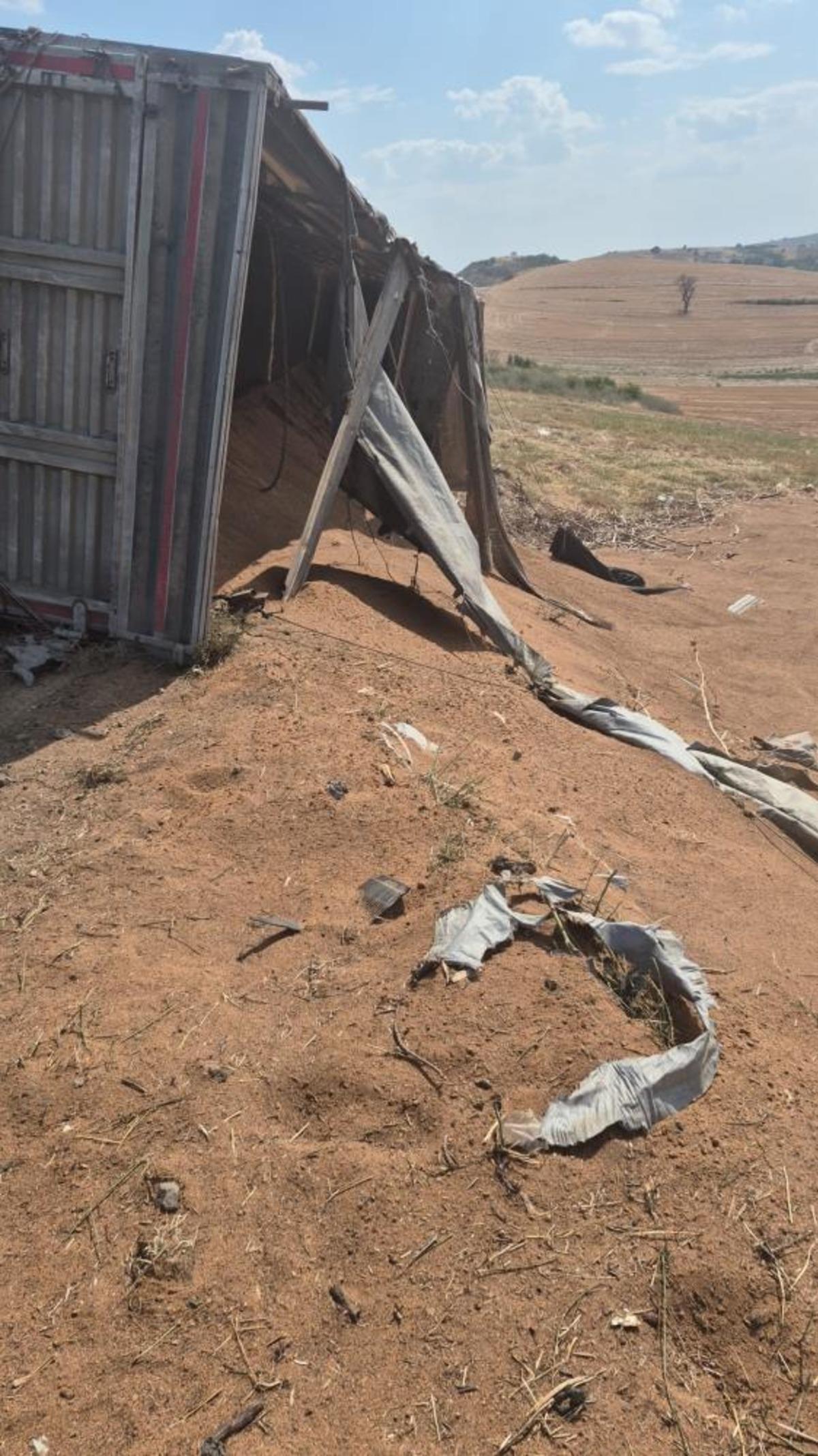 Uzunk&ouml;pr&uuml; de buğday y&uuml;kl&uuml; kamyon devrildi: 1 yaralı 1