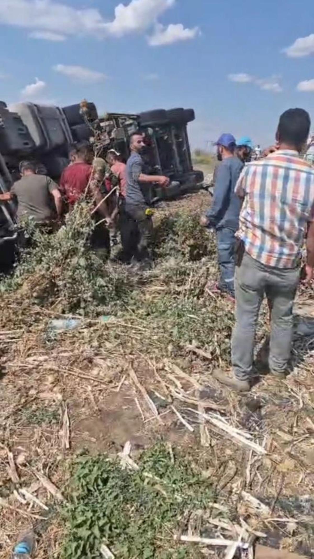 Uzunk&ouml;pr&uuml; de buğday y&uuml;kl&uuml; kamyon devrildi: 1 yaralı 2