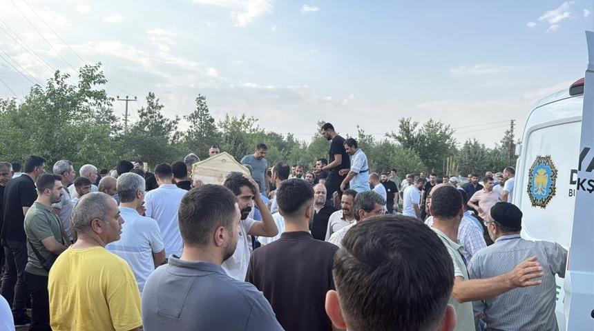 Diyarbakır&rsquo;daki feci kazada &ouml;len 5 kardeş ve 2 yeğen yan yana defnedildi