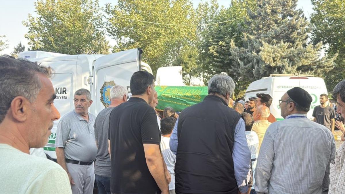 Diyarbakır&rsquo;daki feci kazada &ouml;len 5 kardeş ve 2 yeğen yan yana defnedildi 2