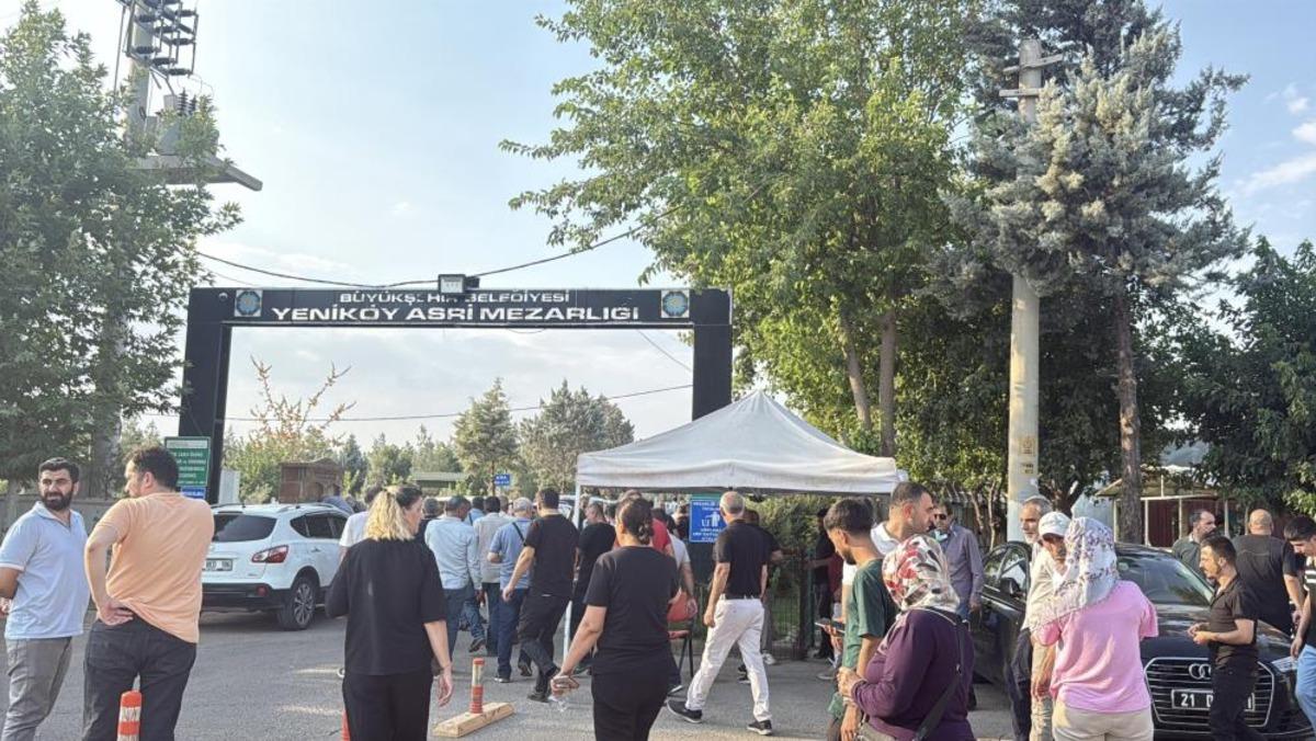 Diyarbakır&rsquo;daki feci kazada &ouml;len 5 kardeş ve 2 yeğen yan yana defnedildi 3
