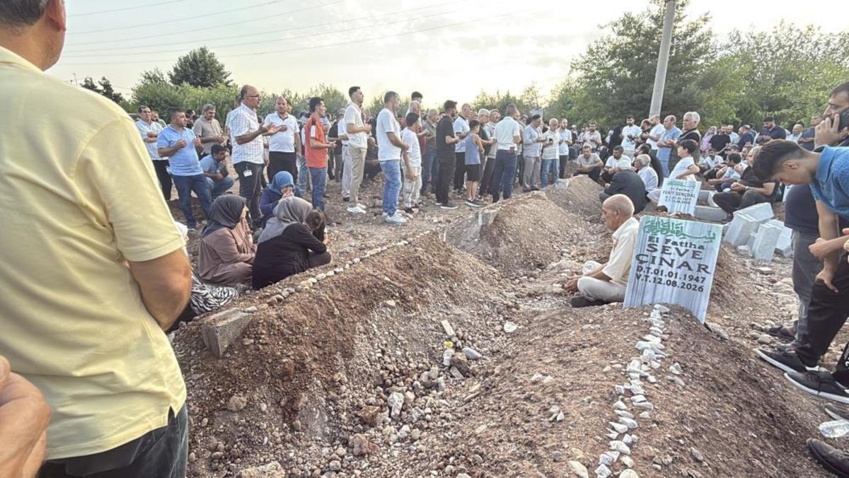 Diyarbakır&rsquo;daki feci kazada &ouml;len 5 kardeş ve 2 yeğen yan yana defnedildi 1