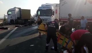Emniyet şeridindeki tıra başka bir tır &ccedil;arptı: 2 yaralı