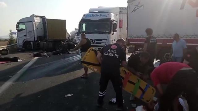 Emniyet şeridindeki tıra başka bir tır çarptı: 2 yaralı