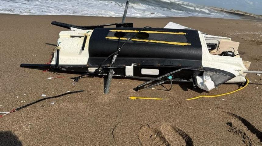 Sahile vuran dron par&ccedil;ası ekipleri harekete ge&ccedil;irdi