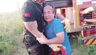 Kuyuya d&uuml;şen ineği itfaiye kurtardı, sahibi ekiplere sarılıp g&ouml;zyaşı d&ouml;kt&uuml;