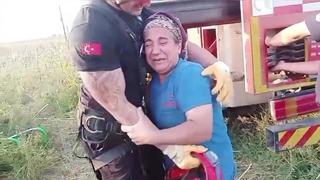 Kuyuya düşen ineği itfaiye kurtardı, sahibi ekiplere sarılıp gözyaşı döktü