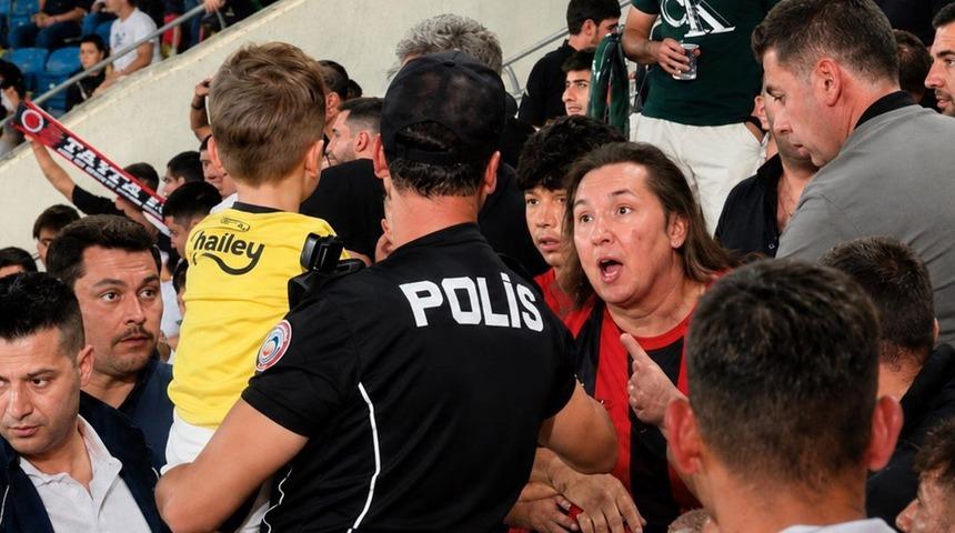 Gen&ccedil;lerbirliği-Fenerbah&ccedil;e ma&ccedil;ında tepki &ccedil;eken g&ouml;r&uuml;nt&uuml;! Minik taraftarın forması &ccedil;ıkartılmak istendi