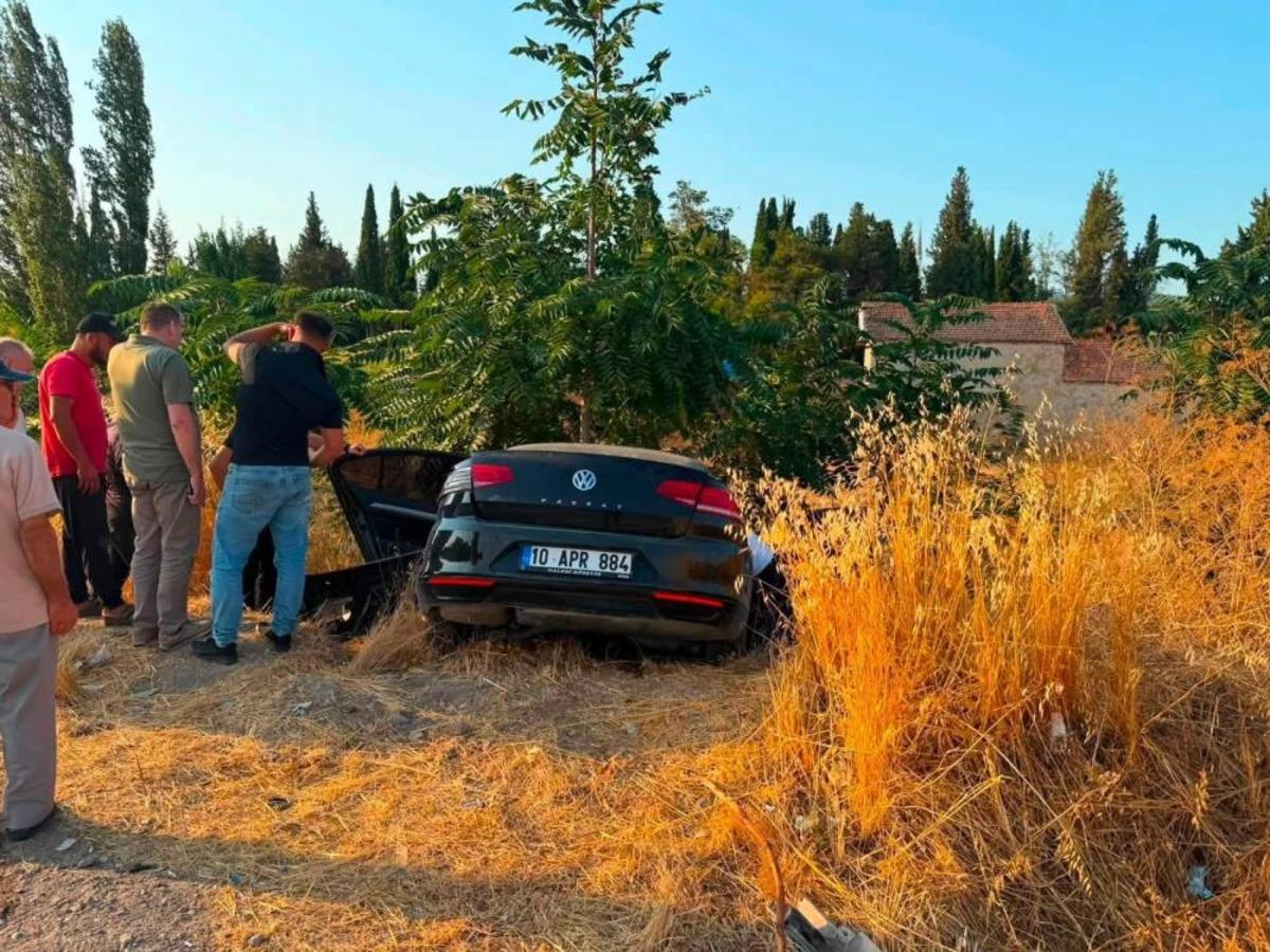 Yangına m&uuml;dahaleye giden orman aracı ile otomobil &ccedil;arpıştı: 1 &ouml;l&uuml; 2