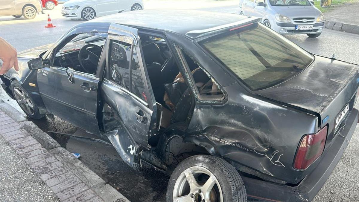 Kavşakta otomobil ile kamyonet çarpıştı: 1 yaralı 1