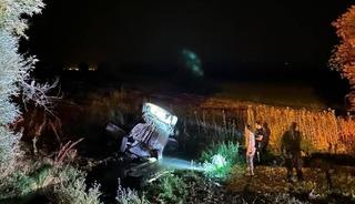 Otomobil su kanalına u&ccedil;tu: 1 &ouml;l&uuml;, 3 yaralı