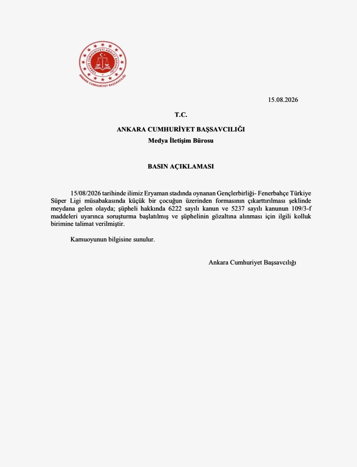Gen&ccedil;lerbirliği-Fenerbah&ccedil;e ma&ccedil;ında tepki &ccedil;eken g&ouml;r&uuml;nt&uuml;! Minik taraftarın forması &ccedil;ıkartılmak istendi 2