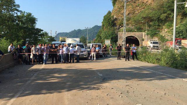 Taş ocağında patlatma heyelana neden oldu: 2'si asker, 3 ağır yaralı (2)