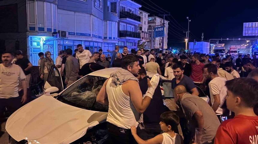 Kırmızı ışık ihlali facia getirdi : 1&rsquo;i ağır 5 yaralı