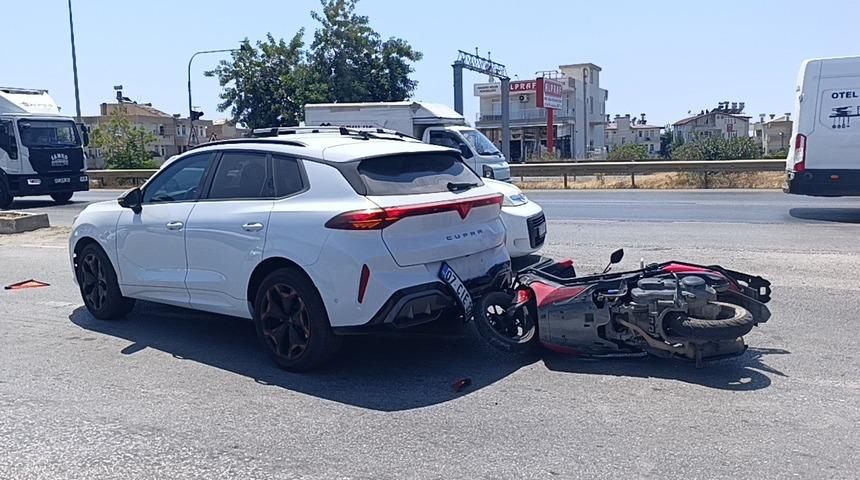 Yolda aniden duran araca motosiklet &ccedil;arptı