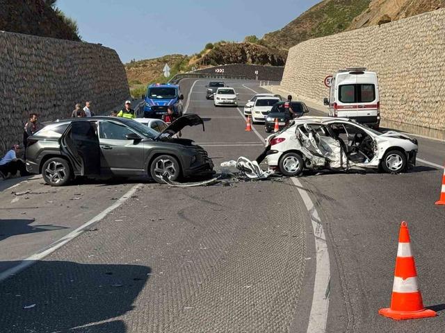 Karşı şeride ge&ccedil;ip 3 araca &ccedil;arptı: 4 yaralı 1