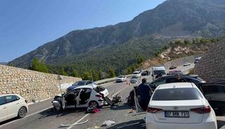 Karşı şeride ge&ccedil;ip 3 araca &ccedil;arptı: 4 yaralı