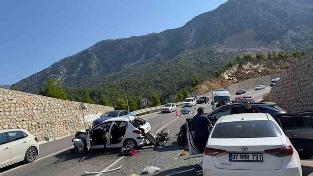 Karşı şeride geçip 3 araca çarptı: 4 yaralı