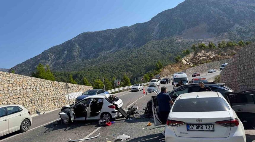 Karşı şeride ge&ccedil;ip 3 araca &ccedil;arptı: 4 yaralı