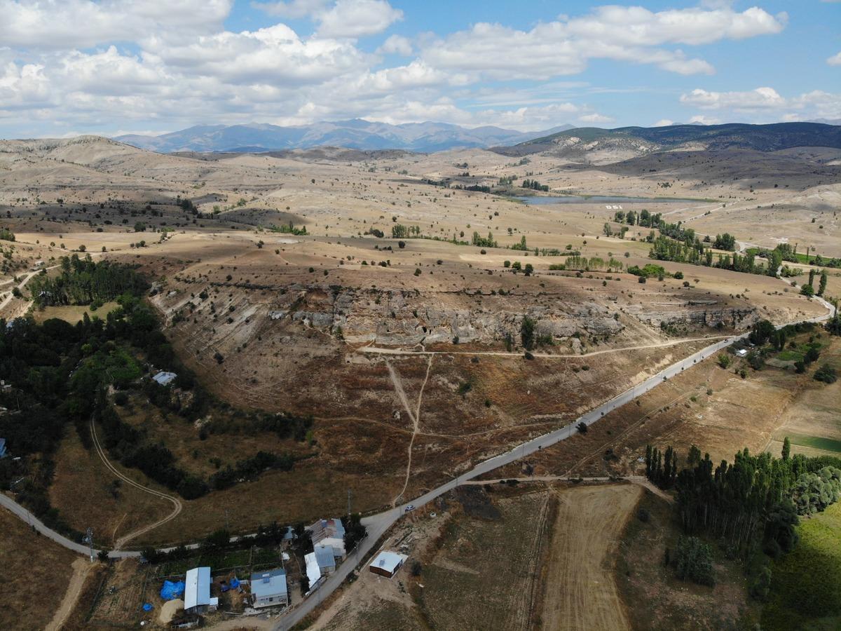 Kaya içi oyularak oluşturuldu: 800 yıl öncesinin gizemli bina sistemi! 2