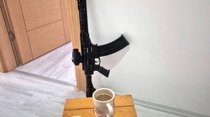 &Ccedil;atalca&rsquo;da kendisini eve kilitleyen silahlı şahıs 4 g&uuml;n sonra jandarmaya teslim oldu