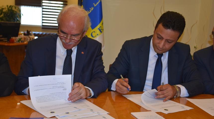 DÜZELTME - "Türkiye Lübnan'da Hicaz Demiryolundaki bir istasyonu restore edecek" başlıklı haberimizin 4, 5 ve 6'ncı paragraflarında Kültür Varlıkları ve Müzeler Genel Müdürü Yalçın Kurt'un soyadı sehven "Yalçıntaş" olarak geçmiştir.
Haberimizi düzelterek