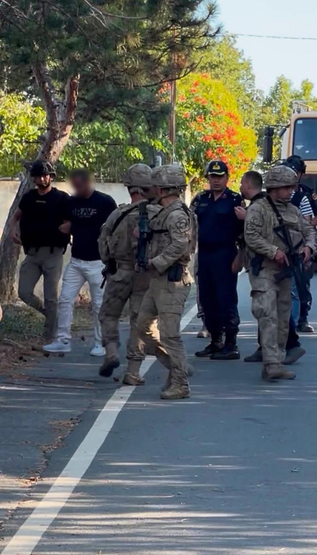 Çatalca’da kendisini eve kilitleyen silahlı şahıs 4 gün sonra jandarmaya teslim oldu 2