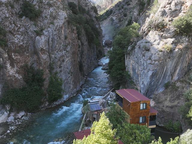 Kanyonun arasında gelir kapısı buldular 'Halk fırsata &ccedil;eviriyor'