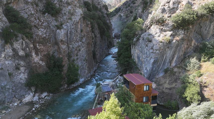 Kanyonun arasında gelir kapısı buldular 'Halk fırsata &ccedil;eviriyor'