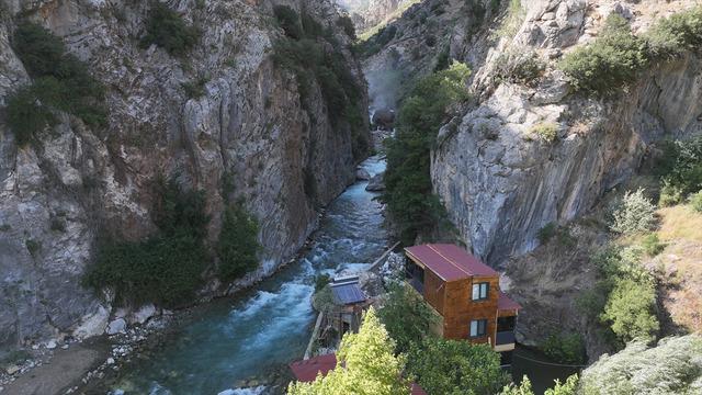 Kanyonun arasında gelir kapısı buldular 'Halk fırsata çeviriyor'