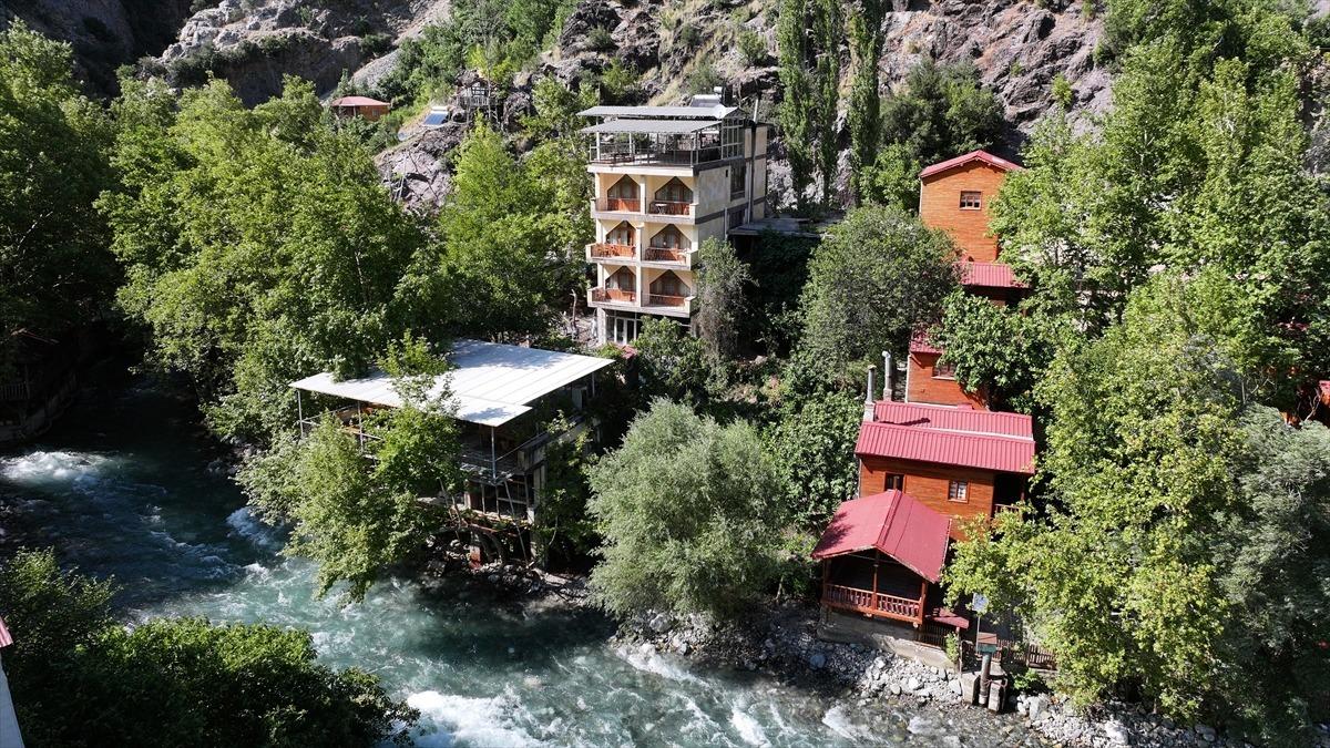 Kanyonun arasında gelir kapısı buldular  Halk fırsata &ccedil;eviriyor  2