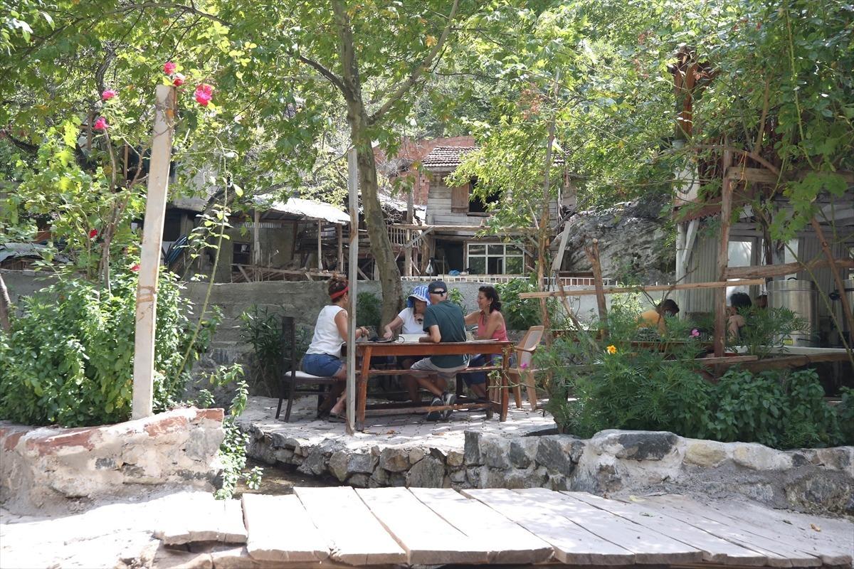 Kanyonun arasında gelir kapısı buldular  Halk fırsata &ccedil;eviriyor  11