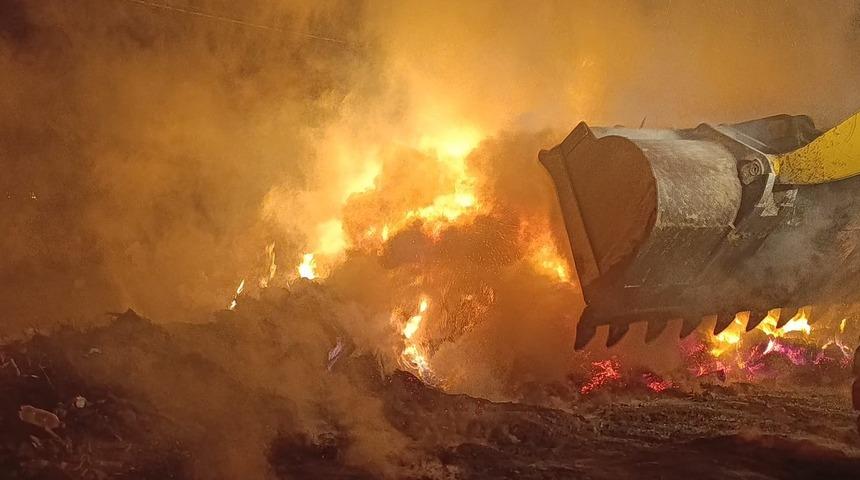 G&uuml;nd&uuml;z başlayan yangın akşam s&ouml;nd&uuml;r&uuml;ld&uuml;
