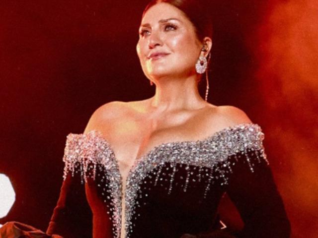 Sibel Can'ın siyah tarzı g&uuml;ndem oldu! "Kıyafet fazla kilolu g&ouml;stermiş" yorumları yapıldı