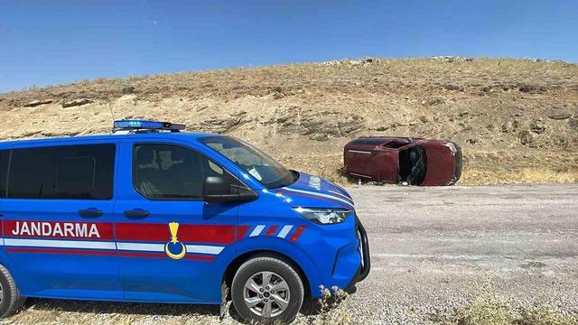 Karaman’da hafif ticari araç devrildi: 1 yaralı