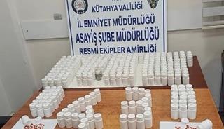 K&uuml;tahya&rsquo;da ara&ccedil;tan 14 bin 622 uyuşturucu hap &ccedil;ıktı: 4 tutuklama
