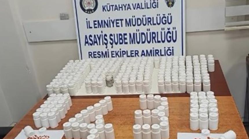 K&uuml;tahya&rsquo;da ara&ccedil;tan 14 bin 622 uyuşturucu hap &ccedil;ıktı: 4 tutuklama