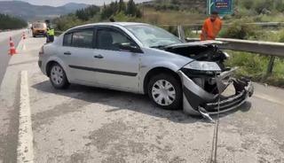 Yağışlı havada kontrolden &ccedil;ıkan otomobil bariyerlere &ccedil;arptı: 4 yaralı