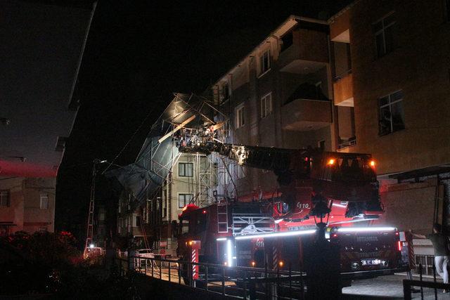 Ataşehir'de binanın dış cephe iskelesi devrildi