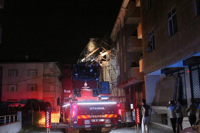 Ataşehir'de binanın dış cephe iskelesi devrildi