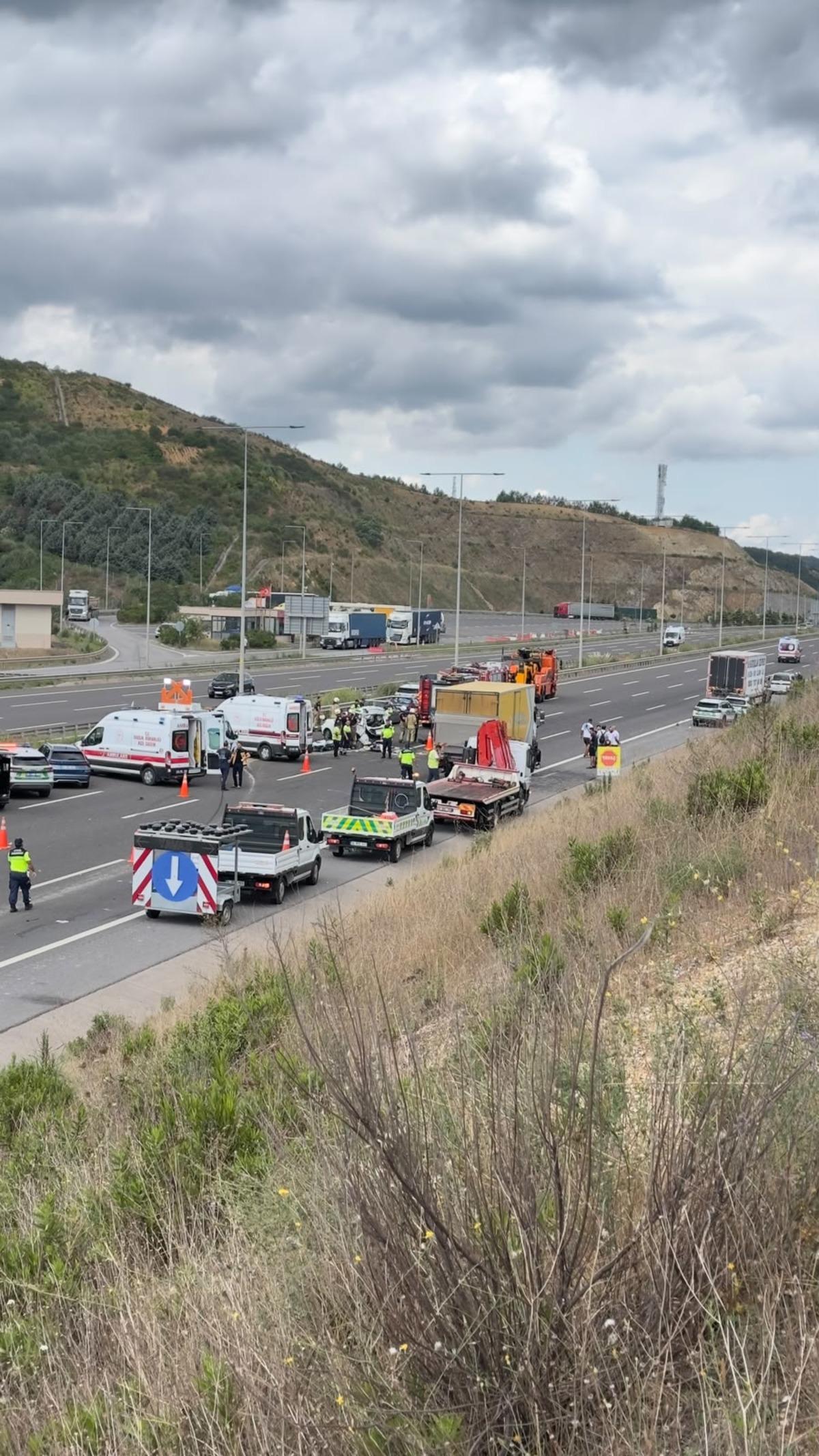Son dakika | Kuzey Marmara Otoyolu nda kaza: 1 i &ccedil;ocuk 3 &ouml;l&uuml;! Yolda kuyruk oluştu 3