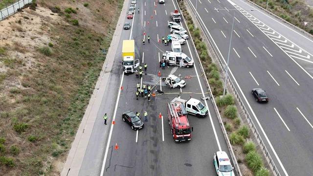 Son dakika | Kuzey Marmara Otoyolu nda kaza: 1 i &ccedil;ocuk 3 &ouml;l&uuml;! Yolda kuyruk oluştu 1
