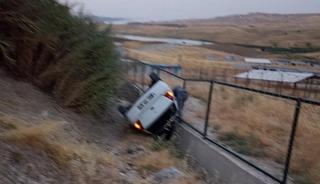 Otomobil şarampole yuvarlandı