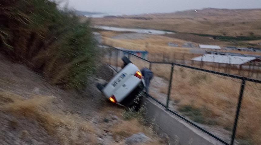 Otomobil şarampole yuvarlandı