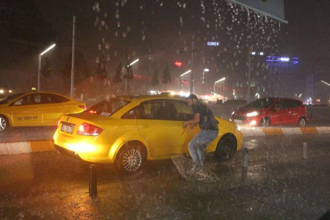 İstanbul'da sağanak yağış ve dolu etkili oldu 